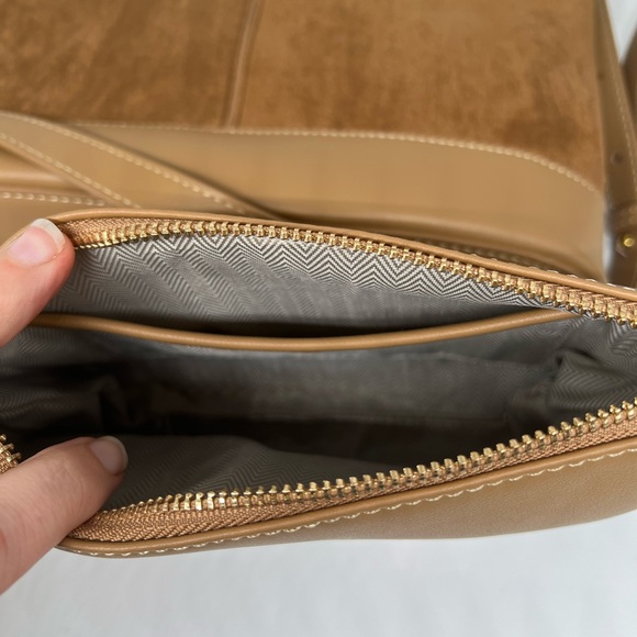 NWT Slouchy Bucket Bag Light Brown W Makeup Bag - Picture 9 of 13